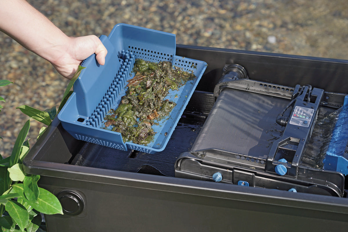 Oase BioTec ScreenMatic² Set 40000 OC Teichtechnik mit Filter und Schirm für Teichreinigung, Blick auf die technische Ausrüstung