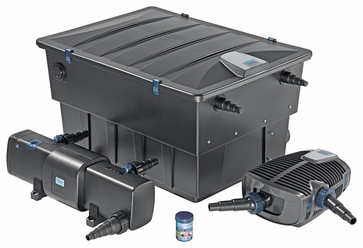 Oase BioTec ScreenMatic² Set 40000 OC Teichtechnik mit Filtersieb und Pumpe, für klare Teiche, auf einem Gartenteich.