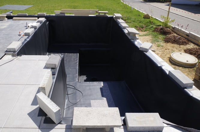 Faltenfreie Verlegung vor Ort - PVC Teichfolie 1,5mm schwarz - Teichbedarf24